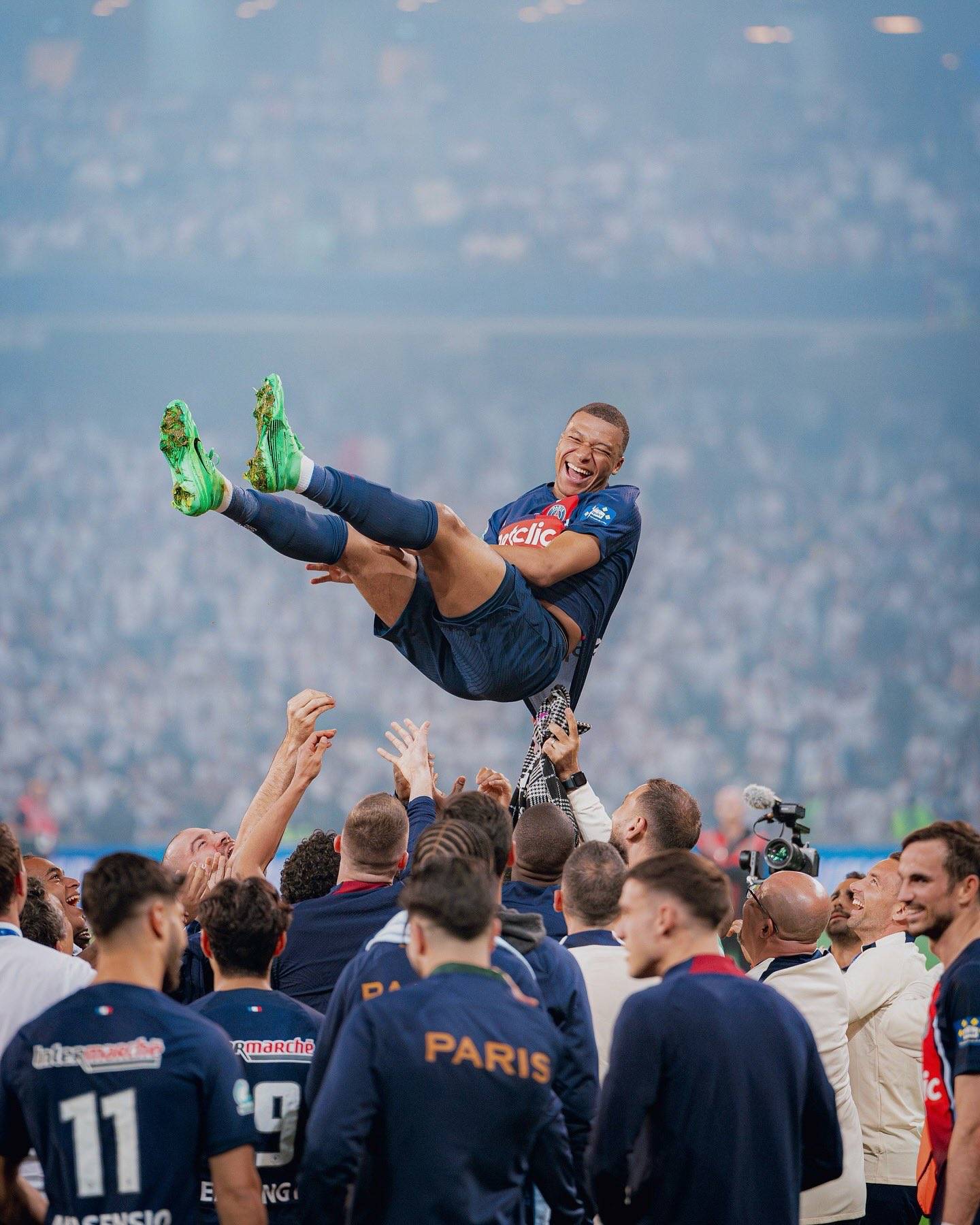 乐动体育 -姆巴佩场边指挥情绪激动，波尔图队员怒摔水瓶