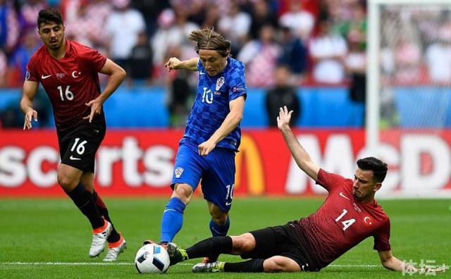 乐动体育官方网站 -阿贾克斯头球破门+点球绝杀，莫德里奇遭遇联赛三连败的简单介绍